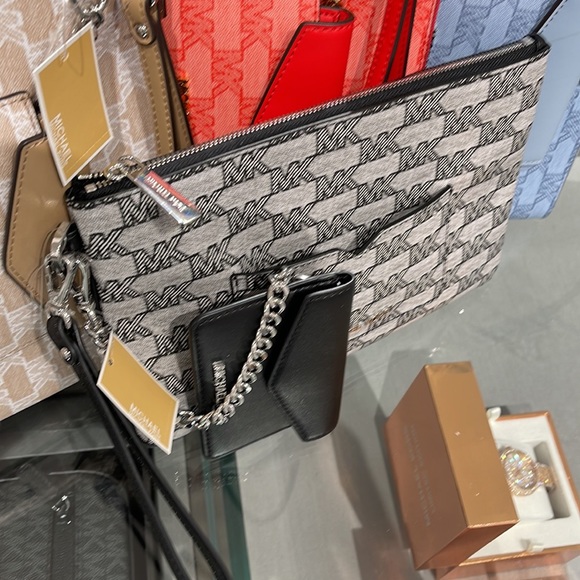 MICHAEL KORS JET SET ITEM LG 2 in 1 CARD CASE & WRISTLET
Black 
NWT - Picture 3 of 16